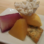 コウジイガラシ オゥレギューム - リンゴ、柿のコンポート、人参のアイスクリーム、野菜ケーキ