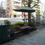 アトリエ・クルール・カフェ - 「クルール・カフェ」店の前のカフェテラス