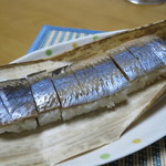 燻製屋 南保留太郎商店 - 鰊の「いぶり寿司」 開くとナイロンに包まれてて、自分で切る2016年11月)