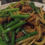 中国料理 王記 - 牛肉とニンニクの芽炒め780円　これは薄味ですが旨いです！