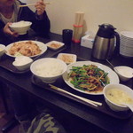 中国料理 王記 - 油淋鶏と牛肉とニンニクの芽の炒め物