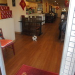 中国料理 王記 - 店内（可愛い子猫のお見送り）
