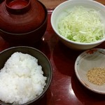麺処・とんかつ　京いぶき - にぎわいセットのご飯と味噌汁とキャベツ