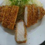 旭屋 - 極厚とんかつ定食(税込み910円)肉厚2cmはある。