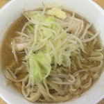 ラーメン二郎 - ラーメン 700円　麺半分・ヤサイもニンニクもちょっとで