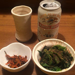 麺通 - 缶ビール400円とおつまみほうれん草100円と辛子高菜サービス
