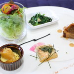 MAIN DINING Ichi - イタリアンドレッシングサラダ。スペイン風ホウレン草。かぶのカルボナーラ。牛肉のパイ包み照り焼き。めんたいピザ