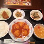 中華居酒屋 華郷 - えびチリ定食　880円 → 食べログワンコインランチで500円 　＊ピンボケごめんなさい！