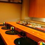 吉むら - 店内　Ｌ字のカウンター