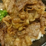 カルビ丼とスン豆腐専門店 韓丼 北名古屋店 - カルビ丼肉アップ