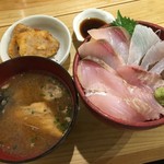 海鮮丼専門店 伊助 - 地魚三種丼と丼のお供セット