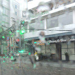 Lotus Lounge - バイク通勤者も雨宿り信号待ち