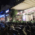 Temple Club -  Temple Club の左隣