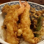 天寿ゞ - 天丼アップ。海老×２、茄子、しし唐、鱚、穴子。