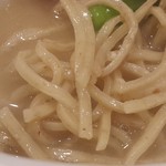 真鯛らーめん 麺魚 - 麺はこんな感じ。秀逸。