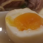 真鯛らーめん 麺魚 - 独特の味玉。茹で玉子のよう。