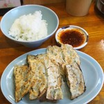 鴫野食堂 - B定食 (950円)の餃子とライス  餃子はサービスで２コ増量