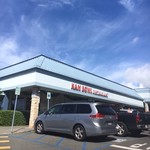 Kam Bowl Restaurant - 看板の色が