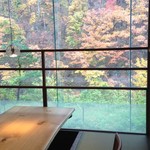 大川荘 - 廊下から見た紅葉