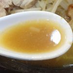 麺屋 武一  - まずはスープを飲んでみると、鶏白湯ベースのスープらしく円やかな味わいながらも後味はスッキリ！