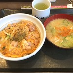 なか卯 - 親子丼と豚汁のセット(590円)