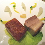 キュイジーヌ[s] ミッシェル・トロワグロ - アグー豚のクルスティアン グリーンマンゴと白菜のアクセント