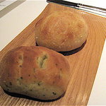 キュイジーヌ[s] ミッシェル・トロワグロ - パンはくるみ、ベーコン、バジルの3種類