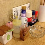 お家のごはん かれん - H.28.11.14.昼 内観：卓上の調味料類