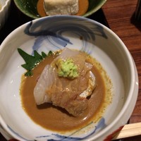 徳うち山 - 鯛のお刺身。ごまだれかけ