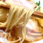 Jimbouchoukurosu - 麺はふすま入り、中細ストレート