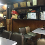 カレー幸 - いにしえ好きにはたまらない店内。