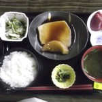 磯料理　喜良久亭 - 日替わりＢ：カジキ煮付け刺身付き　950円