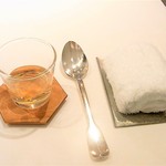 イルキアーロ - 口直しのハーブティーと新しいオシボリ