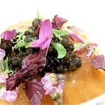 イルキアーロ - 食用花も添えて色鮮やかに
