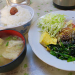 丸吉食堂 - ごはんに 梅干しトッピングで自分なりの おふくろ定食完成♪