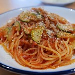 アリアーレ - ベーコンとスッキーニのトマトソース