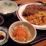 ミャンマーの伝統的なドライカレー風「ダンパッウ」(炊き飯とバター鳥もも肉煮込み付けご飯セット)