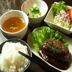 肉屋の鉄板肉料理いち - 女性にはハンバーグが1番人気です♪