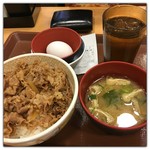 すき家 - 牛丼の並に卵セット。¥450。