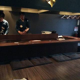カウンター席（1～6名様用）。
                                  全席掘りごたつ。