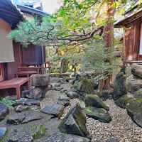 招福樓 本店 - もう一方に面するお庭。