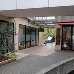 パン ド グランディール - マンション1階ホールの右手に店構えあり