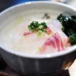 鯛樹 - まずは鯛刺身と薬味をご飯の上に