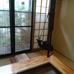 Gokigen San - 個室に入って囲炉裏を囲み食事ができます。
