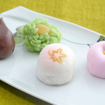 御菓子司 塩芳軒 - 左から
      山づと、栗きんとん、初もみじ、菊日和