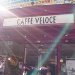 カフェ・ベローチェ - 外観、まぶしいね