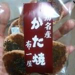 Nunoichiya - 煎餅同士をぶつけると細かく砕けますので、それをパクリ！で、ないと歯が欠けそうなくらい硬い！