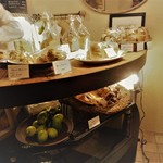 ウィウィ - 1階パン売り場