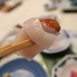 雲丹を烏賊で巻いてます