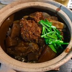 黒猫夜 - 牛蒡牛筋土鍋飯(牛すじと大根の四川風土鍋ごはん、スープ、サラダ付き)1000円